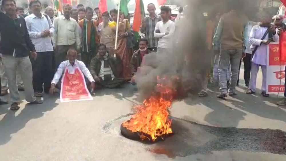 রামপুরহাটে বিক্ষোভ অবরোধ।