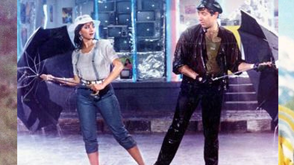 দু’জনে একসঙ্গে কিছু ছবি করেছিলেন। সেই ছবি করার সময় থেকেই দু’জনের মধ্যে ঝামেলা হয়। কথা বলা প্রায় বন্ধই হয়ে যায়।