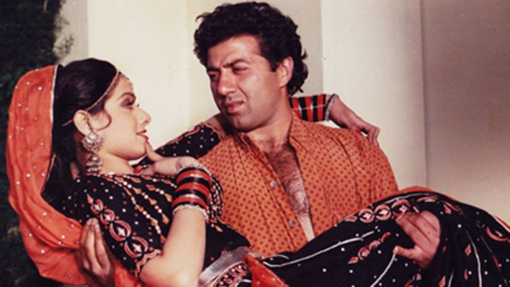 সানি এবং শ্রীদেবীর জুটির চাহিদাও বেড়ে যায় দর্শকমহলে। শ্রীদেবী তখন ইতিমধ্যেই সুপারস্টার হয়ে গিয়েছিলেন। তাঁর সময়জ্ঞান ছিল প্রশংসা করার মতো। শ্যুটিং নিয়ে ভীষণ কড়া ছিলেন তিনি।