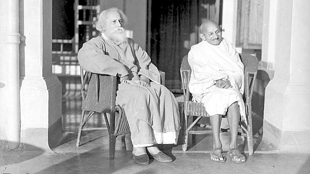 শুভার্থী: গাঁধীজির সঙ্গে রবীন্দ্রনাথ ঠাকুর। (শান্তিনিকেতন, ১৯৪০)