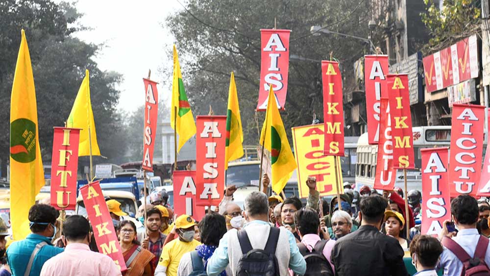 ধর্মতলায় ‘চাক্কা জ্যাম’। শনিবার। ছবি: রণজিৎ নন্দী