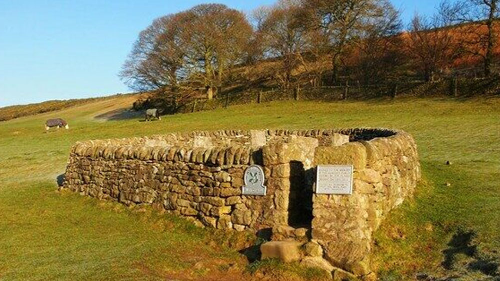 পাঁচিলের একপাশে রাখা ভিনিগার মেশানোর জলের মধ্যে টাকা দিয়ে সে সব জিনিসপত্র সংগ্রহ করতেন গ্রামবাসীরা। টাকা জীবানুমুক্ত করার জন্য জলের সঙ্গে ভিনিগার মেশানো হত।