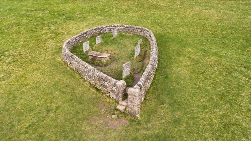 পর্যটকদের আরও একটি দর্শনীয় স্থান হল মমপেসনস দেওয়াল। গ্রামের প্রধান ছিলেন উইলিয়াম মমপেসনস। তাঁর নামেই গড়ে উঠেছিল এই দেওয়াল। অর্থের বিনিময়ে এই পাঁচিলের উপরে গ্রামবাসীদের জন্য খাবার এবং প্রয়োজনীয় দ্রব্যাদি রেখে যেতেন আশেপাশের গ্রামের বাসিন্দারা।