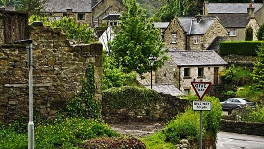 ইয়াম থেকে যেমন কেউই অন্য গ্রামে যেতেন না তেমনই আশেপাশের গ্রাম থেকে কাউকেই ইয়ামে ঢুকতেও দেওয়া হত না। গ্রামের বাসিন্দারা অবশ্য প্রধানের এই সিদ্ধান্ত সাদরে গ্রহণ করেছিলেন। অক্ষরে অক্ষরে প্রধানের নির্দেশ পালন করতেন তাঁরা।