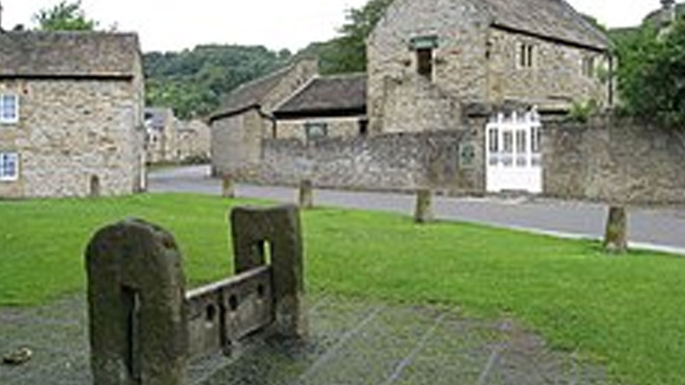 গোটা ইয়াম গ্রাম নিজেকে পুরোপুরি আলাদা করে ফেলেছিল। গ্রামের কোনও লোকজনই নিজের বাড়ি থেকে বিশেষ বার হতেন না। পাশের গ্রামেগুলির সঙ্গে যোগাযোগ প্রায় ছিন্ন করে ফেলেছিল ইয়াম।