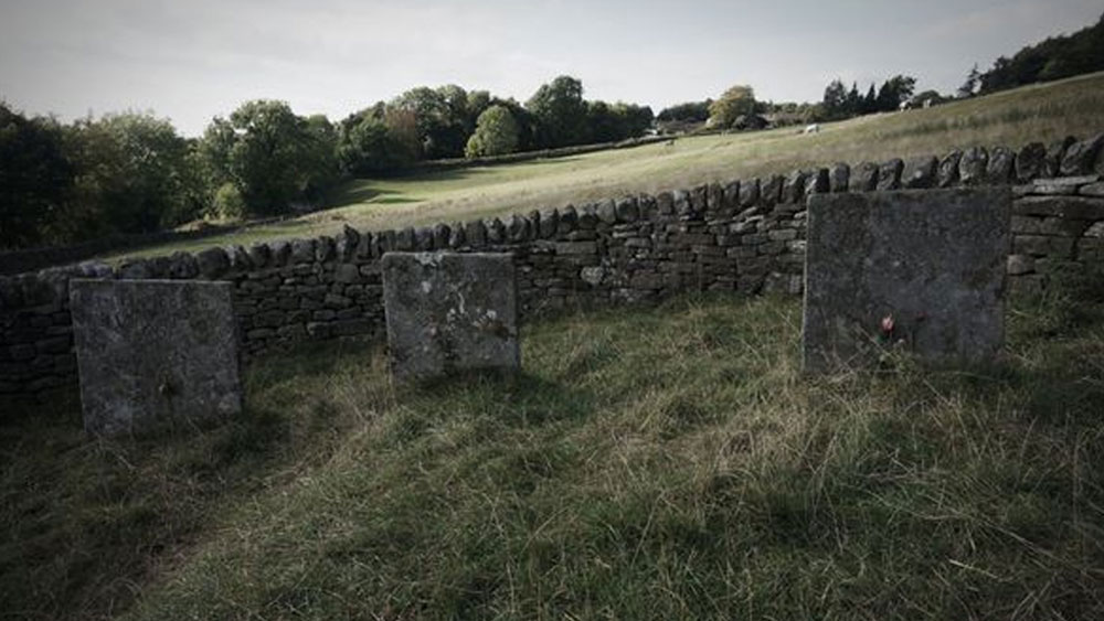 গ্রামপ্রধানের বুঝতে অসুবিধা হয়নি বিষয়টি। প্লেগ যে বিশ্বব্যাপী ভয়ানক রূপ ধারণ করছে সে খবর তাঁর জানা ছিল। তাই তিনি অযথা দেরি করেননি। রাতারাতি কড়া লকডাউন ঘোষণা করেন।