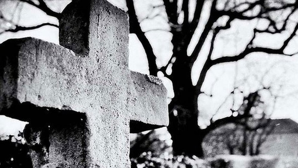 ১৬৬৫ সালে মহামারির কবলে পড়েছিল ইয়াম। পিক জেলা জাতীয় উদ্যানের মধ্যেই রয়েছে গ্রামটি। অরণ্যের মধ্যে গ্রাম হওয়ায় এর জনসংখ্যা তুলনামূলক ভাবে কমই। ২০১১ আদমসুমারি অনুযায়ী সেখানে জনসংখ্যা মাত্র ৯৬৯ জন।