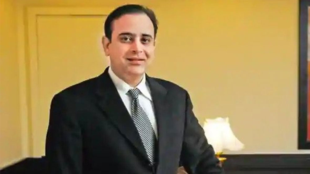 বিখ্যাত ব্যবসায়ী পরিবারে নিখিলের জন্ম ১৯৭৪ সালের ১৮ মার্চ, নয়াদিল্লিতে। তাঁর বাবা শিল্পপতি রাজন নন্দা ছিলেন ‘এসকর্টস গ্রুপ’-এর চেয়ারম্যান এবং ম্যানেজিং ডিরেক্টর। নিখিলের মা ঋতু নন্দা ছিলেন জীবনবিমা নিগমের এজেন্ট এবং উপদেষ্টা। পরে তিনি নিজেই আলাদা করে বিমা সংস্থা শুরু করেন।