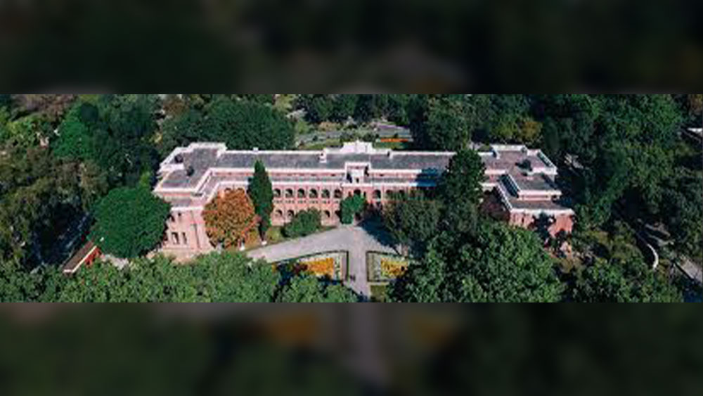 দুন স্কুলের প্রাক্তনী নিখিল পরে উচ্চশিক্ষার জন্য বিদেশে পাড়ি দিয়েছিলেন। পেনসিলভ্যানিয়া ইউনিভার্সিটির হোয়ার্টন স্কুল থেকে তিনি বিজনেস ম্যানেজমেন্ট নিয়ে পড়াশোনা করেন।