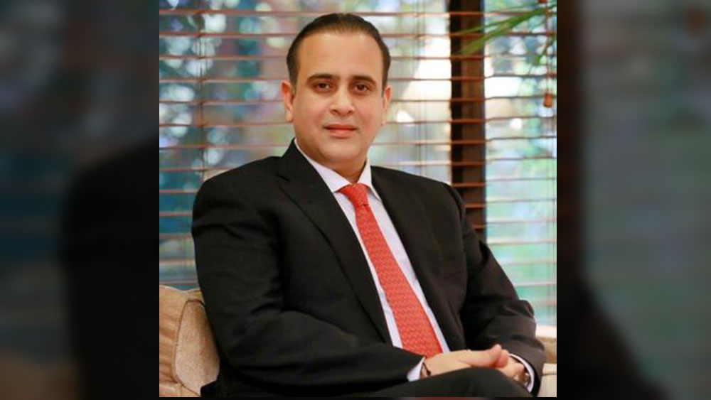 ২০০৫ সালে নিখিল চিফ অপারেটিং অফিসার হিসেবে ‘এসকর্টস লিমিটেড’-এ যোগ দেন। পরে উন্নীত হন জয়েন্ট ম্যানেজিং ডিরেক্টর পদে। ২০১৮ সালে তাঁর বাবার মৃত্যুর পরে নিখিলই দায়িত্ব পান সংস্থার চেয়ারম্যান পদের।