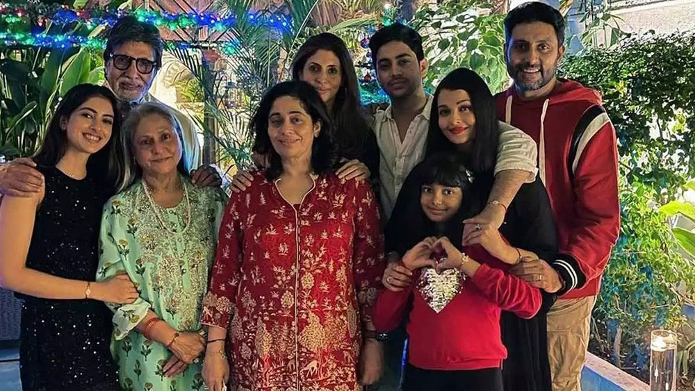 কিন্তু গত কয়েক বছরে ছবিটা পাল্টে গিয়েছে বেশ কিছুটা। শ্বেতাকে এখন অনেক বেশি দেখা যায় বলিউডের পার্টিতে। শোনা যায়, দুই সন্তানকে নিয়ে তিনি এখন বাবা মায়ের কাছেই থাকেন।