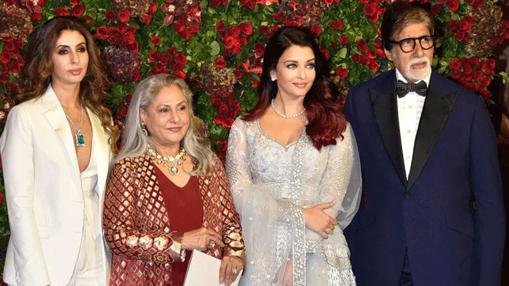 শ্বেতার ইনস্টাগ্রামেও নিখিলের উপস্থিতি কার্যত নেই। বরং, অমিতাভ, জয়া, অভিষেক, ঐশ্বর্যা এবং দুই সন্তানের সঙ্গে নিজের অনেক মুহূর্ত সেখানে শেয়ার করেন শ্বেতা।