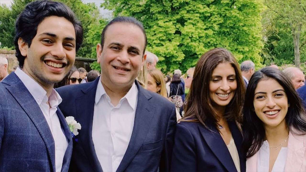 হিন্দি ছবির ভক্তদের ধারণা, বিতর্ক থেকে দূরে থাকার রীতি এখনও মেনে চলছে বচ্চন পরিবার। তাই সম্পর্কে দ্বন্দ্ব বা ফাটল দেখা দিলেও বিচ্ছেদের পথে যাননি শ্বেতা।