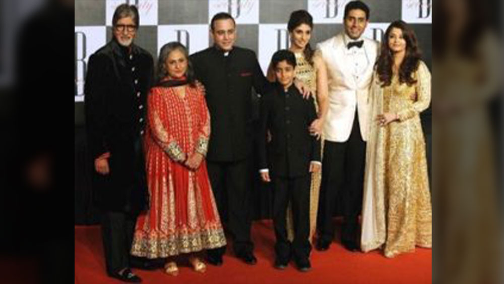 তবে ফিল্মি গুঞ্জন যেমন শোনা যায় আবার মিলিয়েও যায়। এ ক্ষেত্রেও সে রকমই হয়েছে। নিখিল, শ্বেতা বা দু’জনের পরিবার এ বিষয়ে বরাবরই চুপ।