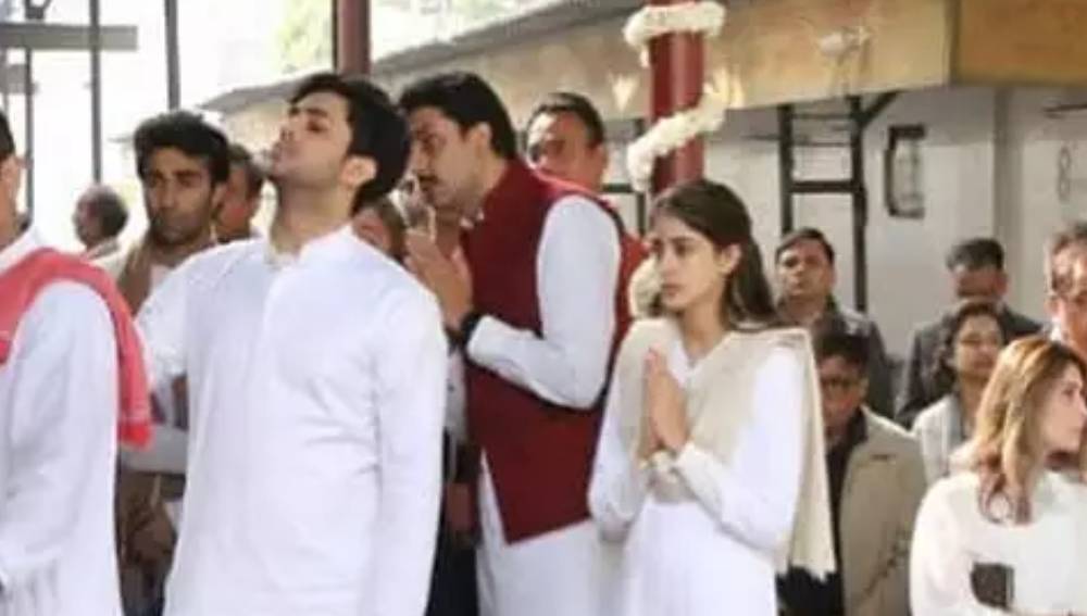 সব মিলিয়ে, ক্রমেই ঘনিষ্ঠ হয় নিখিল-শ্বেতা বিচ্ছেদ প্রশ্ন। তবে সব জল্পনা কল্পনায় জল ঢেলে দেয় ঋতু নন্দার মৃত্যু। শ্বাশুড়ির মৃত্যুর পরে পারলৌকিক কাজে উপস্থিত ছিলেন শ্বেতা-সহ পুরো বচ্চন পরিবারই।