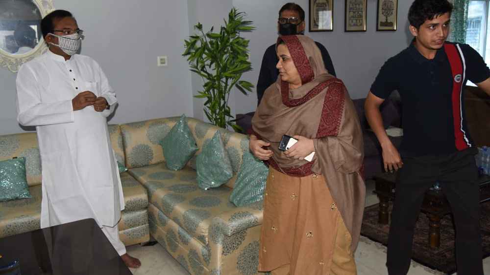 প্রয়াত আখতার আলির বাড়িতে মন্ত্রী অরূপ বিশ্বাস।