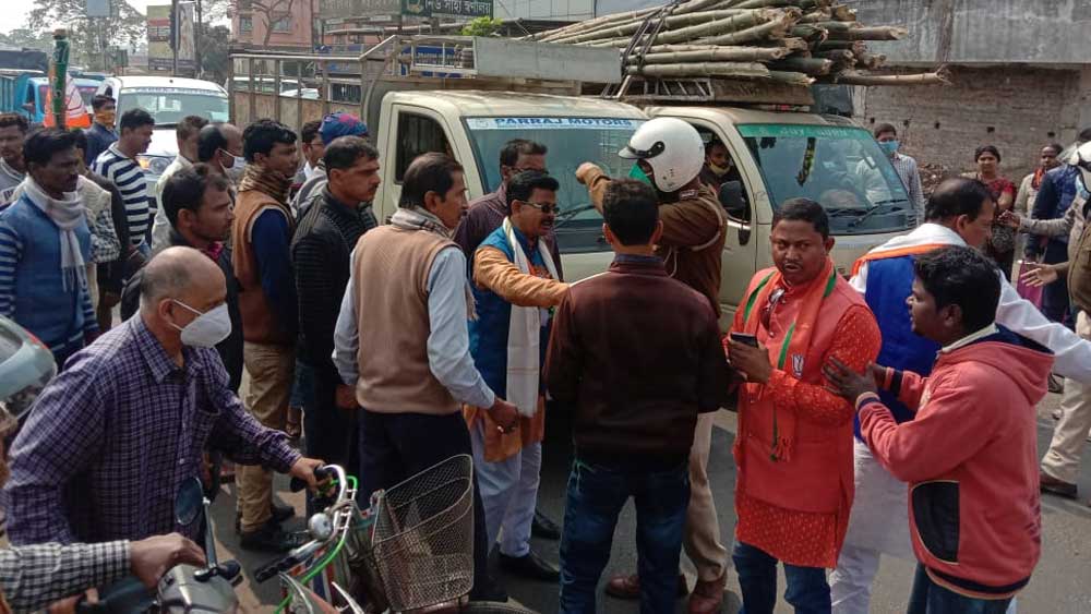 তৃণমূলের হামলার অভিযোগে জাতীয় সড়ক অবরোধ বিজেপি-র। 