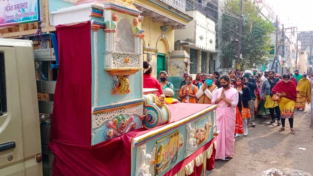 রবিবার এমন দৃশ্যই দেখা গেল হুগলি জেলার চুঁচুড়ায়।