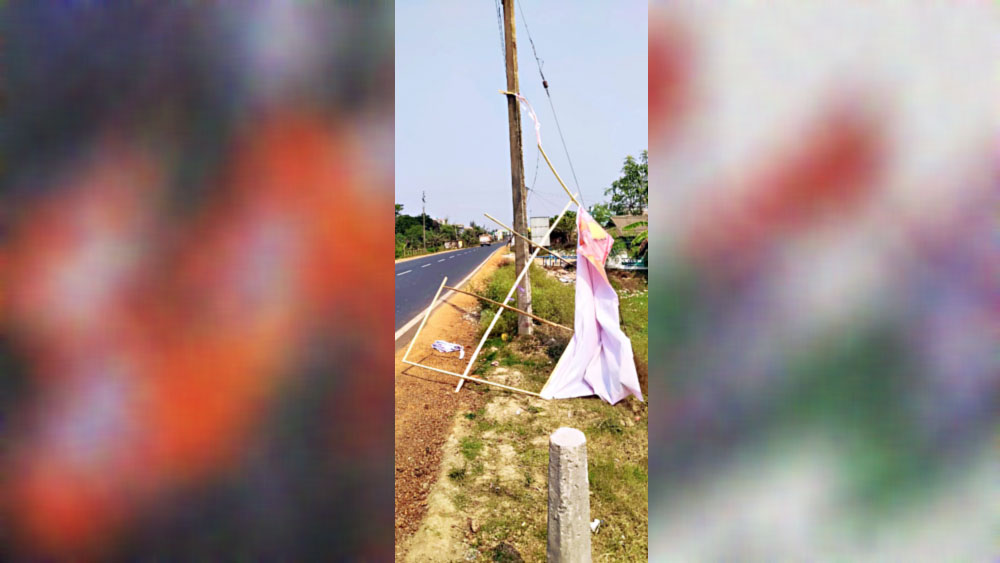 ছেঁড়া হয়েছে প্রধানমন্ত্রীর ছবি-সহ ব্যানার। হেঁড়িয়ায়। নিজস্ব চিত্র।