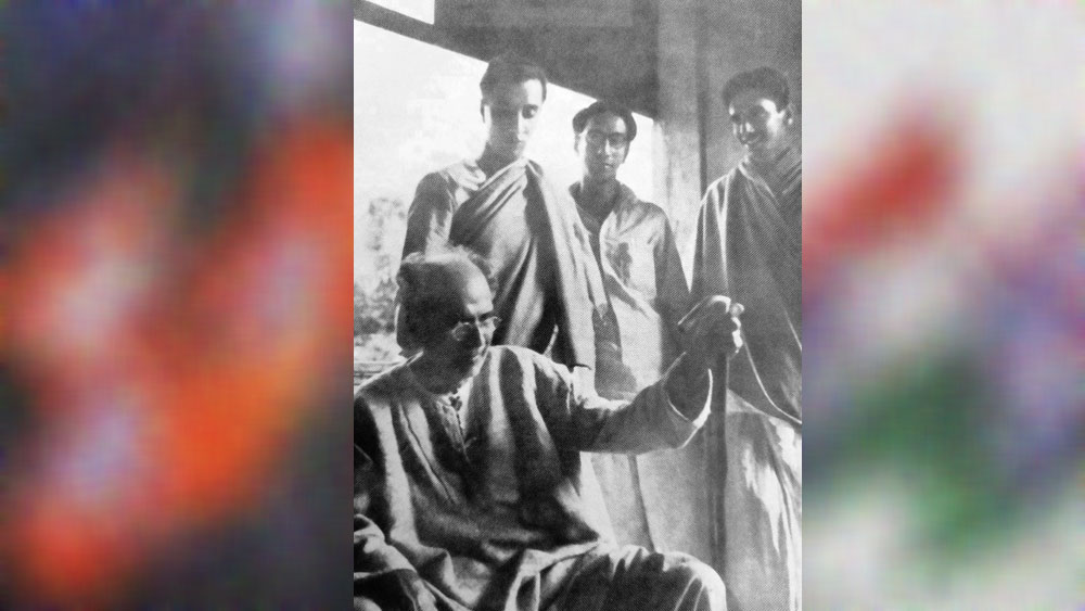 অবনীন্দ্রনাথ ঠাকুরের (লাঠি হাতে) সঙ্গে অমিতেন্দ্রনাথ (একেবারে ডানদিকে)। ছবি মিতেন্দ্র গঙ্গোপাধ্যায়ের সৌজন্যে।