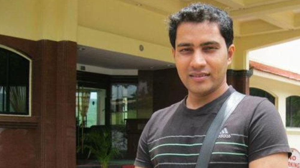 ২০০৫ সাল থেকে তাঁর তৈরি জুতো বিক্রি হতে শুরু করে। প্রথমে ক্লাসের ছাত্র-ছাত্রীরাই কিনতে শুরু করেন। পরে তাঁর জুতো ছবি প্রস্তুতকারকও কিনতে শুরু করলেন।