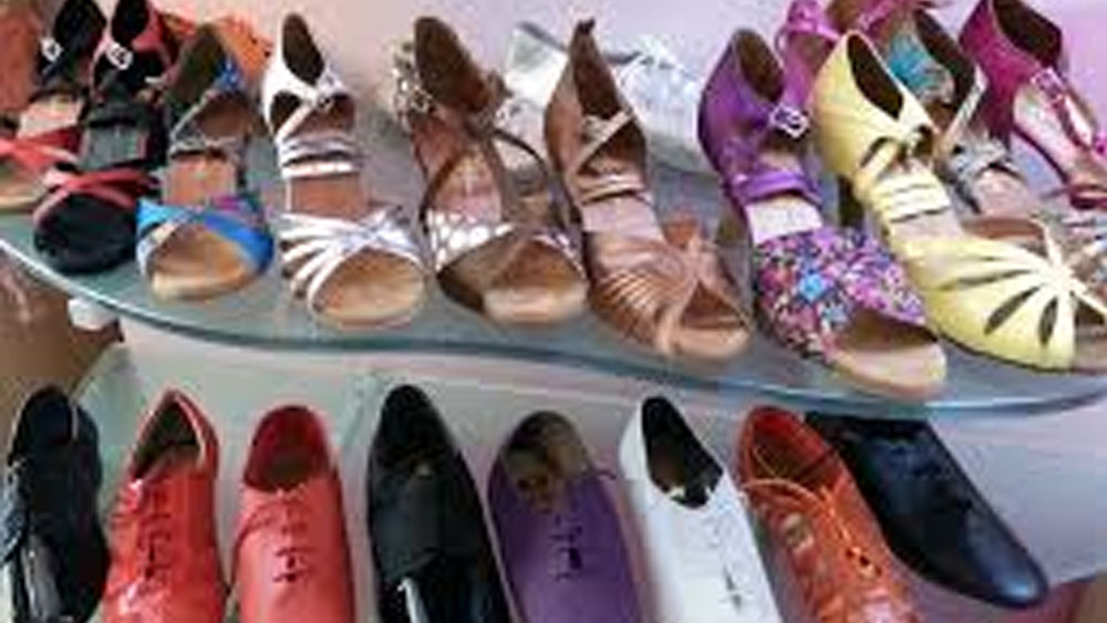 পরে আরও ভাল জুতো তৈরি করেন তিনি। দাম কম হওয়ায় ক্লাসের অনেকেই তাঁর তৈরি জুতো কিনতে শুরু করেন।