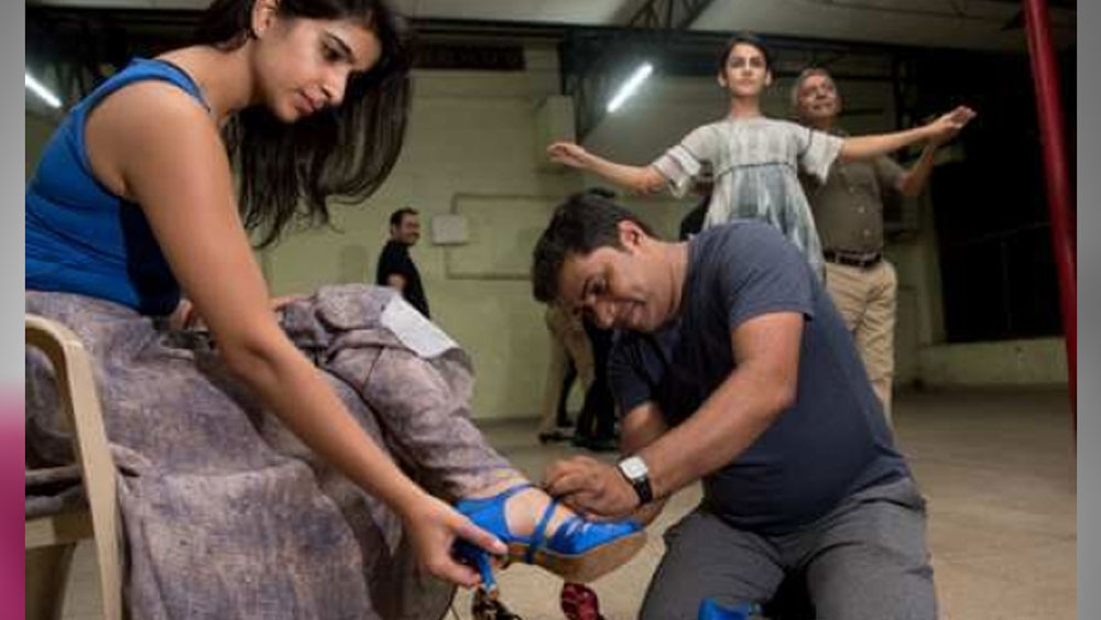 কিন্তু সারা দিন নাচের জন্য বিশেষ জুতোর প্রয়োজন ছিল। যে জুতো ওজনে হালকা হবে এবং পায়ে ঘাম জমবে না। তা না হলে নাচতে সমস্যায় পড়তে হয়। ক্লাসের সমস্ত ছাত্র-ছাত্রীই বিদেশ থেকে বিশেষ জুতো আনিয়ে পরতেন। কিন্তু জামিলের কাছে এত টাকা ছিল না।