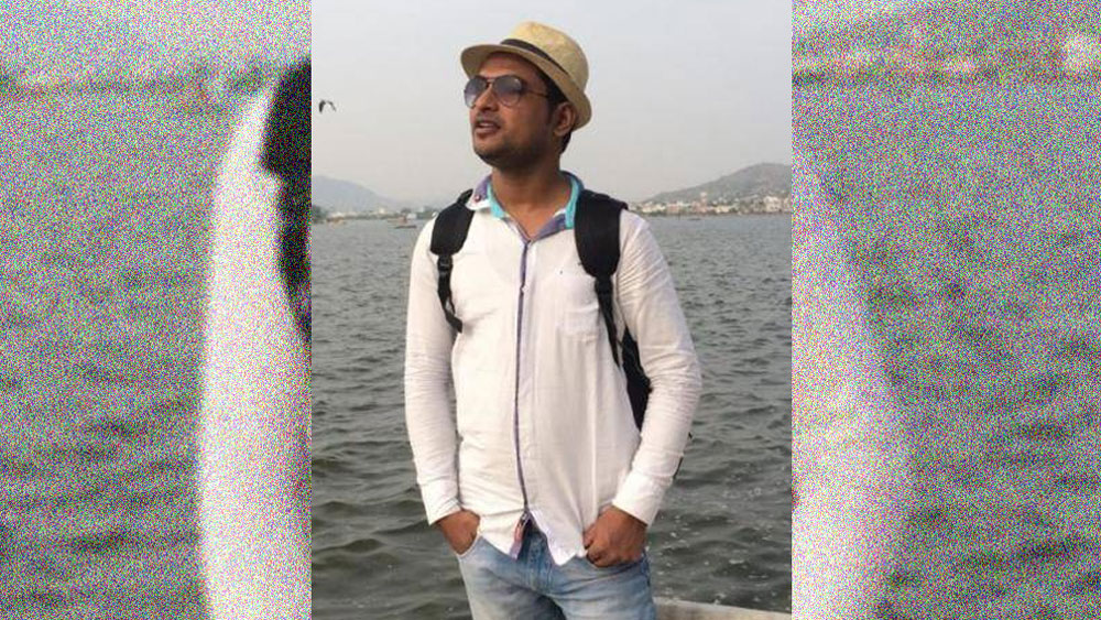 মু্ম্বইয়ে কখনও কোনও কারখানায়, কখনও দোকানের কর্মচারী হয়ে, কখনও আবার নিরাপত্তারক্ষীর কাজও করেছেন। তার পর ধারাভির চামড়া কারখানায় কাজে যোগ দেন।