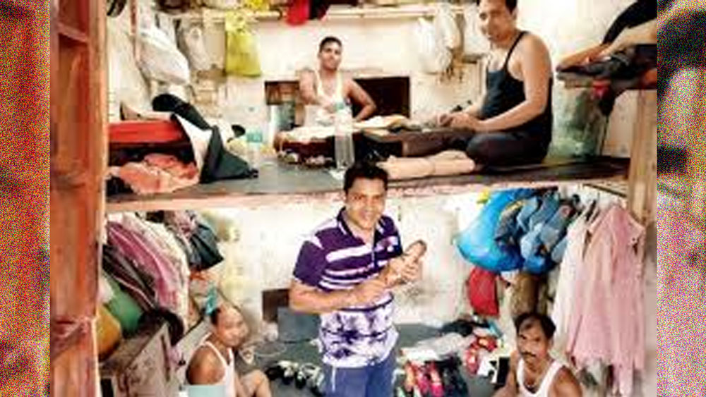 ১২ বছর বয়সে পরিযায়ী শ্রমিকদের সঙ্গে দিল্লি চলে আসেন জামিল। সেখানে চামড়ার কারখানায় কাজ শুরু করেন। ১ বছর পর সেখান থেকে মুম্বই চলে যান।