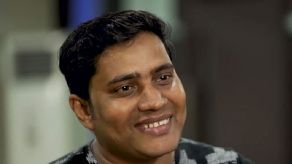 পঞ্চম শ্রেণি পর্যন্ত কোনওক্রমে পড়েছেন তিনি। তার পর থেকে আর স্কুলের মুখ দেখেননি। ১২ বছর বয়স থেকে উপার্জনের রাস্তায় চলতে শুরু করেন।