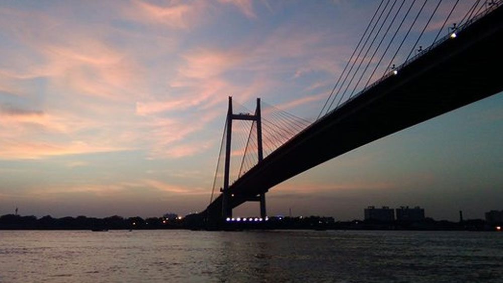 ‘ফান ভিডিয়ো’ বানাতে দ্বিতীয় হুগলি সেতু থেকে গঙ্গায় ঝাঁপ, তলিয়ে  গেলেন যুবক, উদ্ধার ১