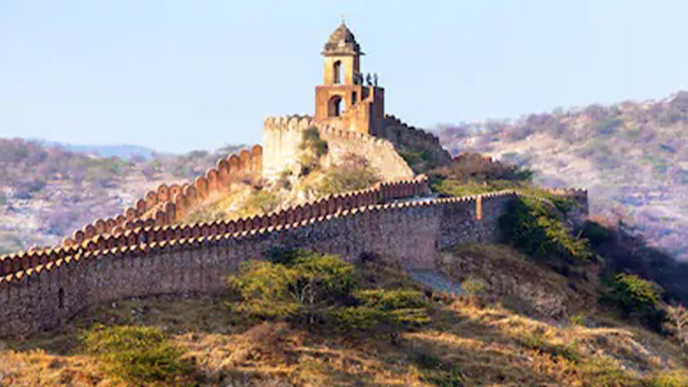 আমের এবং জয়গড়, দু’টি কেল্লাকেই সংযুক্ত করা আছে সুড়ঙ্গপথ দিয়ে। প্রশাসনিক কাজে সুবিধের জন্য অতীতে দু’টি কেল্লাকে ধরা হত একটি নির্মাণ হিসেবেই। প্রথম থেকেই জয়গড় কেল্লা ছিল পাহারা দেওয়ার বিন্দু, আমোদপ্রমোদের প্রাসাদ নয়। দশম শতাব্দীর আগে এর অধিকার ছিল মীনা রাজপুতদের হাতে। তার পর দীর্ঘ দিন এই কেল্লা ছিল কচ্ছওয়াহ রাজপুত বংশের।