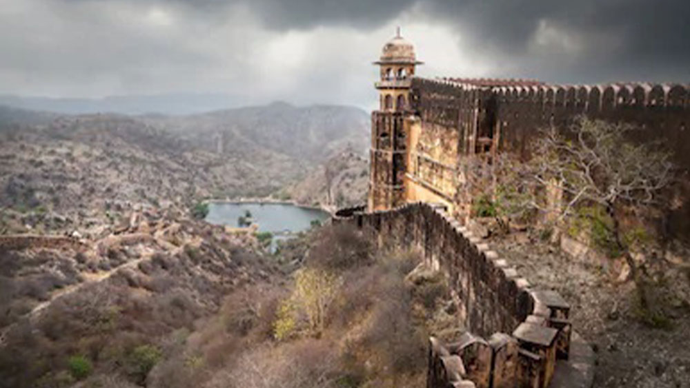 পরে আমের কেল্লা অধিকার করেন মুঘলরা। মুঘল শাসনের শেষ দিকে মুঘল সম্রাট মহম্মদ শাহ এই কেল্লার ভার দিয়ে গিয়েছিলেন দ্বিতীয় জয় সিংহকে। তিনি এর বহু সংস্কারসাধন করেছিলেন। কেল্লার অন্যতম বৈশিষ্ট্য ছিল এর অস্ত্রনির্মাণশালা। স্থানীয় খনি থেকে সংগ্রহ করা হত উৎকৃষ্ট লৌহ আকরিক। তার পর লোহা নিষ্কাশন করে কেল্লাতেই তৈরি হত কামান।