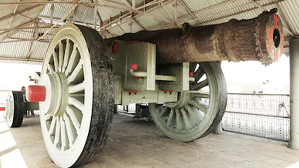 এই দুর্গে এখনও সাজানো আছে ‘জয়বন কামান’। ১৭২০ খ্রিস্টাব্দে নির্মিত এই কামান ছিল তৎকালীন সময়ে সবথেকে বড় ‘চাকায় বসানো কামান’।