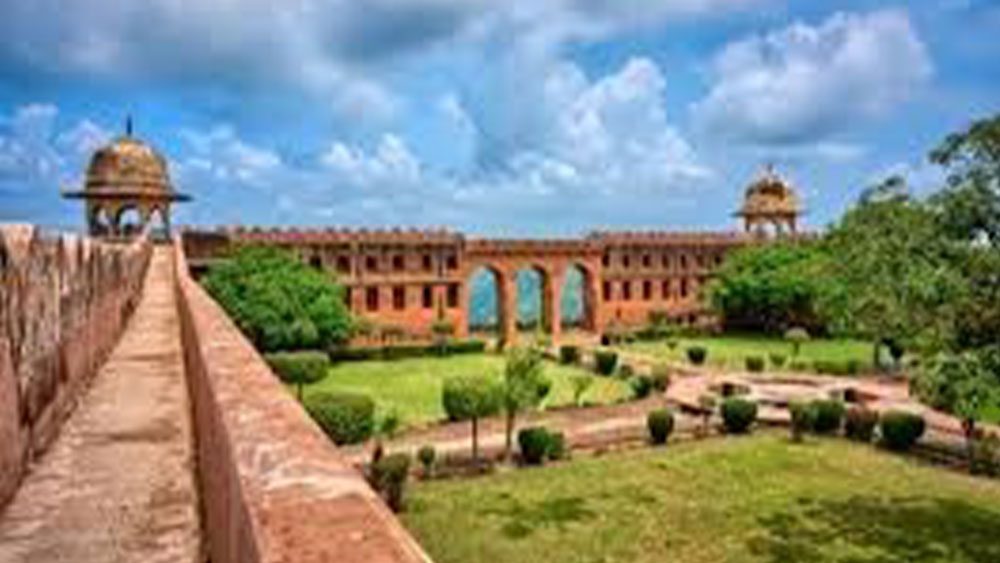 অস্ত্র নির্মাণ প্রসঙ্গে আকর্ষণীয় আর এক দিক হল এই কেল্লার বাতাস-সুড়ঙ্গ। সে পথে আরাবল্লী পাহাড়ের বাতাস প্রবেশ করত দুর্গের কামারশালার চুল্লিতে। সেখানেই গলানো হত লোহা। বেলেপাথরের তৈরি ৩ কিমি দৈর্ঘ্যের প্রাচীর ঘিরে আছে এই দুর্গকে। সুরক্ষিত এই কেল্লা এক সময়ে ছিল জয়পুরের শাসকদের কোষাগার। কচ্ছওয়াহ রাজপুত থেকে দ্বিতীয় জয় সিংহ— বিভিন্ন কালপর্বে এখানেই নাকি লুকিয়ে রাখা হয়েছে লুঠ করে আনা ধনঐশ্বর্য।