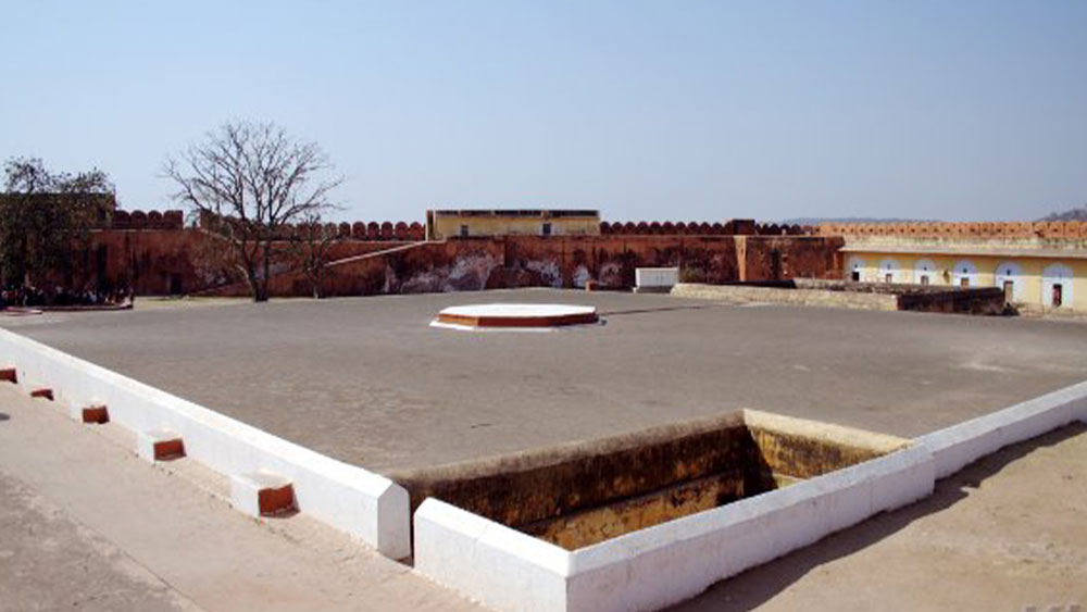 কেল্লার জয়বন কামান তার আকারের জন্য বিখ্যাত। কিন্তু পরিহাস হল, কোনও যুদ্ধেই সেটি ব্যবহার করা হয়নি। এই জয়বন কামানের পিছনেই আছে কেল্লার বিশাল জলাধার। একসঙ্গে সেখানে ৬০ লক্ষ গ্যালন অবধি জল ধরে রাখা সম্ভব। জনশ্রুতি, এই জলাধারের নীচেই আছে গুপ্তধন ভাণ্ডার। কয়েকশো বছর ধরে সযত্নে লুকিয়ে রাখা আছে গুপ্ত প্রকোষ্ঠে।