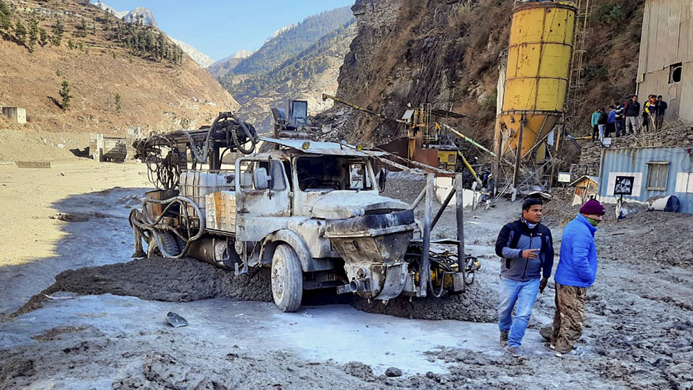 পড়ে আছে ধ্বংসাবশেষ। সোমবার তপোবনের কাছে।