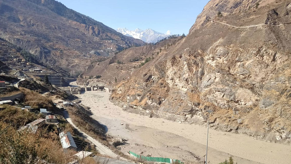 বিপর্যয়ের পর নদীখাতের চেহারা। সোমবার সকালে চামোলি জেলায়।