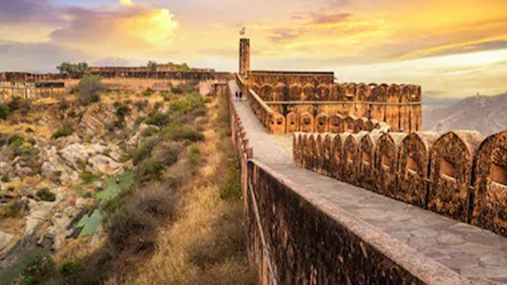 জয়গড় কেল্লা থেকে নিয়ে যাওয়া সম্পত্তির মধ্যে যশোরেশ্বরী কালীর অলঙ্কার ছিল বলেও অভিযোগ। রাজা প্রথম মান সিংহ সপ্তদশ শতকে বাংলা থেকে যশোরেশ্বরী কালীর বিগ্রহ নিয়ে গিয়ে স্থাপন করেছিলেন তাঁর আমের প্রাসাদে। আজও দেবী পূজিত হন সেখানে। সেখানে তাঁর নাম ‘শিলাদেবী’ এবং পূজিত হন দুর্গার এক রূপ হিসেবে। তবে এই সম্পত্তি হরণের দাবির পিছনে কোনও প্রামাণ্য তথ্য নেই। কিন্তু রহস্য ও কিংবদন্তির বেড়াজাল থেকে মুক্ত হতে পারেনি পাহারারত জয়গড় কেল্লা। 