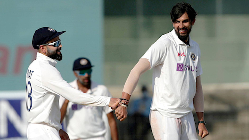 সরাসরি: টেস্টে ৩০০তম শিকার ইশান্তের, ভারতের তৃতীয় পেসার হিসেবে এই কৃতিত্ব