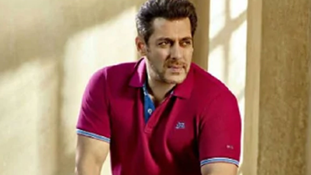 সলমনের এই বেফাঁস প্রশ্নে শুধু রাজকুমার নন, হাজির সকলেই অত্যন্ত বিস্মিত হয়ে যান। সুপারস্টার রাজকুমারকে চেনেন না এমন লোক ইন্ডাস্ট্রিতে মেলা ভার।