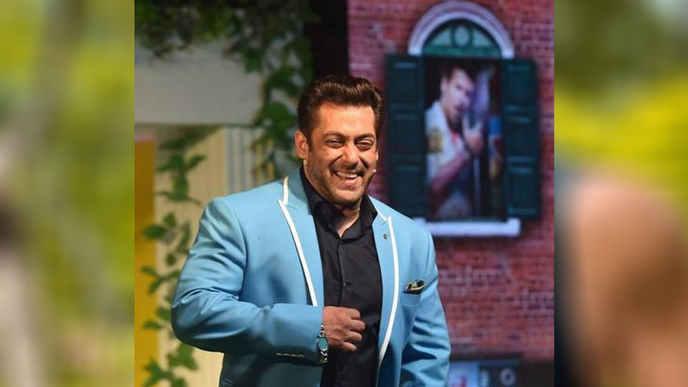 রাজকুমারের সঙ্গে সলমনের পরিচয় করিয়ে দেন। কিন্তু সলমন বুঝতে পারছিলেন না তাঁর বিপরীতে দাঁড়িয়ে থাকা ব্যক্তি আসলে কে?