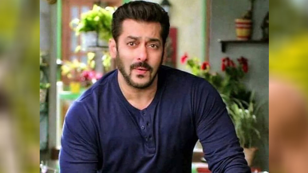 তিনি পরিচালককে আগে থেকেই বলে রেখেছিলেন সলমনের সঙ্গে পরিচয় করতে চান। তাই সলমনকে পরিচালক রাজকুমারের কাছে নিয়ে যান।