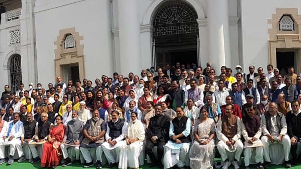 বিধানসভার অধিবেশনের শেষে শাসক-বিরোধী নেতা-নেত্রীদের মিলিত ফোটো সেশন। 