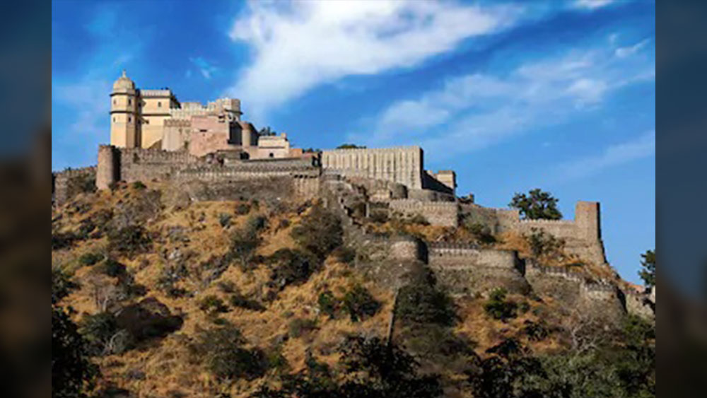 অধিকাংশ ঐতিহাসিক একমত, প্রাচীন ‘মেড়া’ জনজাতির থেকেই এই অঞ্চলের নাম হয়েছিল ‘মেড়াপত্ত’। সেই শব্দের প্রচলিত ও সহজ রূপই হয়ে দাঁড়ায় ‘মেবাড়’ বা ‘মেবার’। অষ্টম শতকে বাপ্পা রাওয়ালের হাতে মেবার প্রদেশের পত্তন। এর পর কালের স্রোতে বহু রক্তক্ষয়ী যুদ্ধের সাক্ষী থেকেছে মেবার। যার মধ্যে অন্যতম ১৫৭৬ খ্রিস্টাব্দে হলদিঘাটের যুদ্ধ।