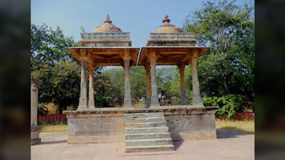 হলদিঘাটের যুদ্ধে মুঘল সম্রাট আকবরের কাছে পরাজিত হন মহারানা প্রতাপ। হাতছাড়া হয়ে যায় উদয়পুর এবং কুম্ভলগড়। পরে রানা প্রতাপ গেরিলা যুদ্ধে পশ্চিম মেবার অধিকার করেছিলেন। কিন্তু সম্পূর্ণ মেবার ফিরে পাননি। পরে তাঁর ছেলে রানা অমর সিংহ যুদ্ধে পরাজিত করেছিলেন মুঘলদের।