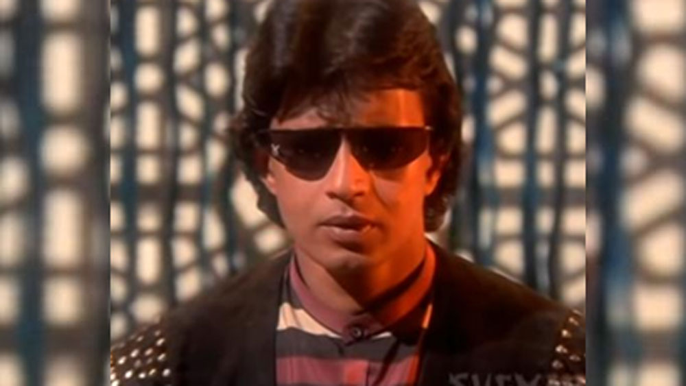 মিঠুনকে চিনতেন না রাজকুমার। তাই নিজের পরিচয় দেন মিঠুন। রাজকুমার প্রকাশ্যেই চূড়ান্ত অপমান করেন মিঠুনকে। অভিনয় যে কারও কাজ নয়, মিঠুনের মুখের উপর তা সাফ জানিয়ে দেন।