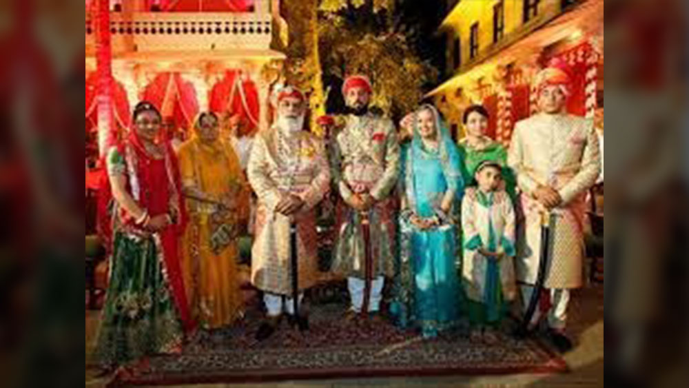  অরবিন্দের স্ত্রী বিজয়ারাজ গুজরাতের কচ্ছের রাজকুমারি। তাঁদের ৩ সন্তান। দুই রাজকুমারি ভার্গবী এবং পদ্মজার বিয়ে হয়েছে দু’টি রাজপরিবারে। ছেলে লক্ষ্যরাজের স্ত্রী নিবৃত্তি ওড়িশার বলাঙ্গিরের রাজকন্যা। লক্ষ্যরাজও তাঁদের পারিবারিক হোটেল ব্যবসার হাল ধরেছেন। জগমন্দির দ্বীপ-প্রাসাদকে তিনি সাজিয়েছেন। এখন বিশ্বের ডেস্টিনেশন ওয়েডিং তালিকায় প্রথম দিকে আছে এই প্রাসাদ।