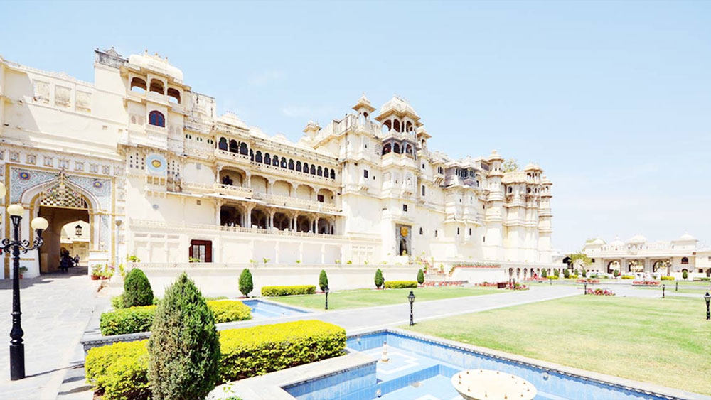 অবশ্য মেবারের রাজপরিবারের বাসভবন উদয়পুর সিটি প্যালেস-ও বিশ্বের সেরা প্রাসাদের তালিকায় অন্যতম। পিছোলা হ্রদের পূর্ব তীরে এই প্রাসাদ তৈরি হতে শুরু করেছিল ১৫৫৩ খ্রিস্টাব্দে, মহারানা দ্বিতীয় উদয় সিংহের আমলে। সিসৌদিয়া রাজপুত বংশের এই শাসক মেবারের রাজধানী চিত্তোর থেকে সরিয়ে এনেছিলেন উদয়পুরে।