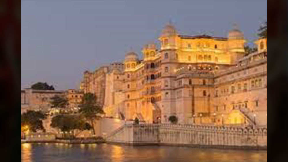 সময়ের সঙ্গে সঙ্গে বহু ঘাত প্রতিঘাত দেখেছে এই প্রাসাদ। মরাঠা শক্তির উত্থানের সময় ১৭৬১ খ্রিস্টাব্দ নাগাদ উদয়পুর তথা মেবার দুঃসময়ের মধ্যে দিয়ে গিয়েছে। পরে ১৮১৮ খ্রিস্টাব্দে মহরানা ভীম সিংহ ব্রিটিশদের সঙ্গে চুক্তি করে। অন্য শক্তির আক্রমণে মেবার-কে সাহায্য করতে সম্মত হয় ব্রিটিশ শক্তি।